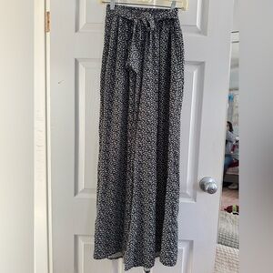 Vanilla Bay Black and White Floral wide legs pants. Very loose and flowy!